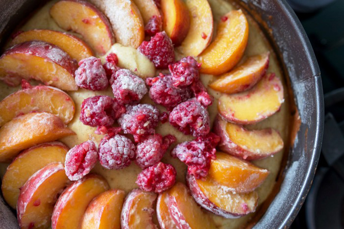 Summer peach and raspberry sponge cake by Mondomulia