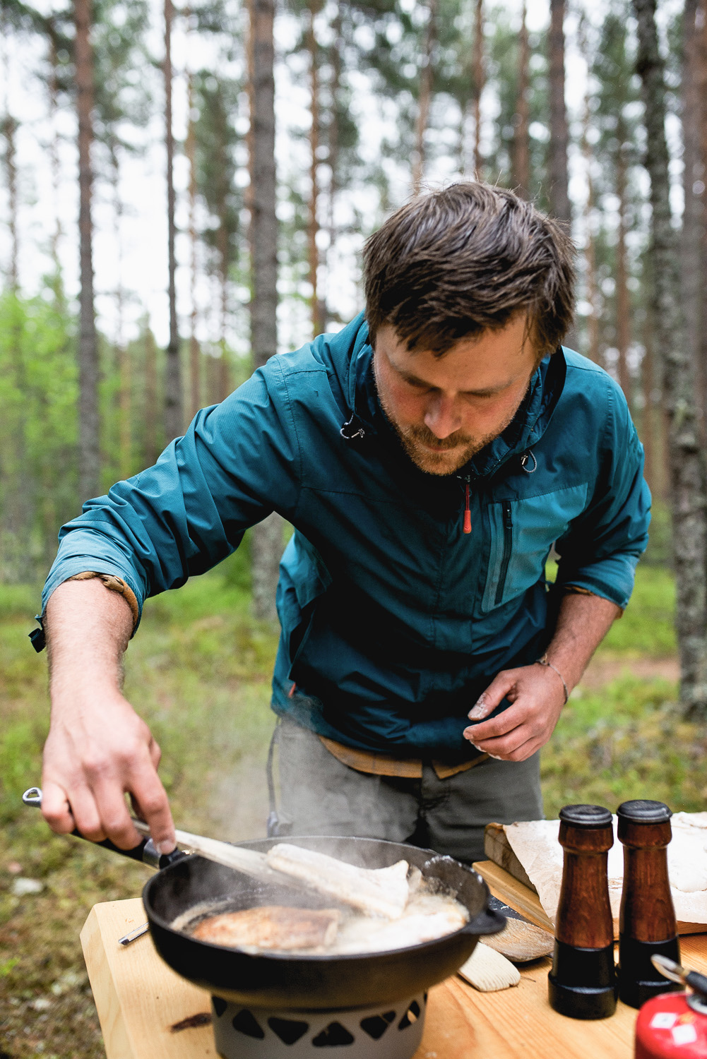Man cooking lunch in the nature in Varmland region, Sweden 
#mondomulia