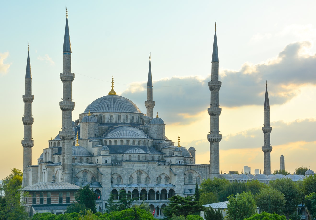 Süleymaniye Mosque built on top of the third hill of historical Istanbul is one of the biggest mosques of the city | How to spend the perfect day in Istanbul | Mondomulia