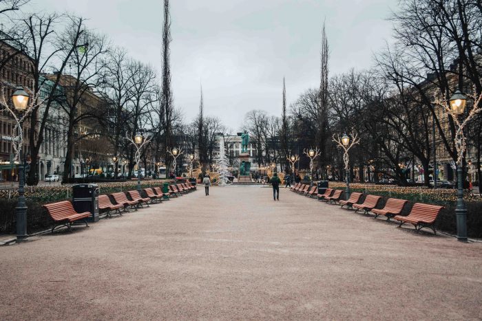 The Esplanadi garden in the heart of Helsinki decorated with Christmas lights | What to do in Helsinki in winter by Mondomulia