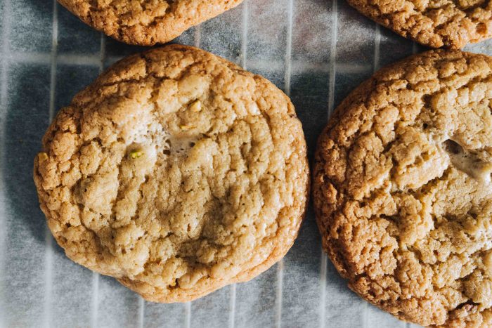 Thick and gooey halva and pistachio cookies | Mondomulia