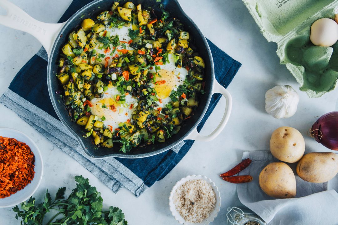 Potato hash traybake with spinach and eggs Mondomulia