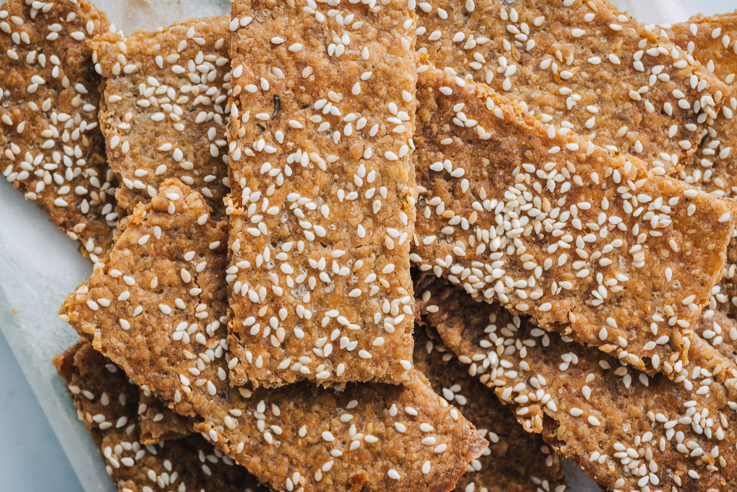 Sourdough discard crackers with sesame and herbs | Mondomulia
