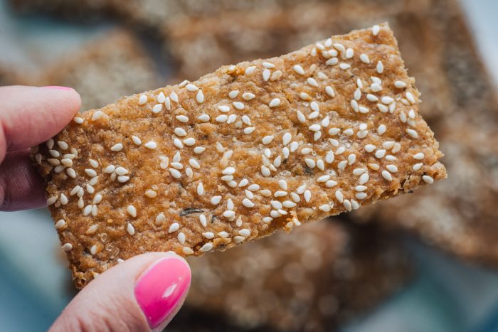 Sourdough discard crackers with sesame and herbs | Mondomulia