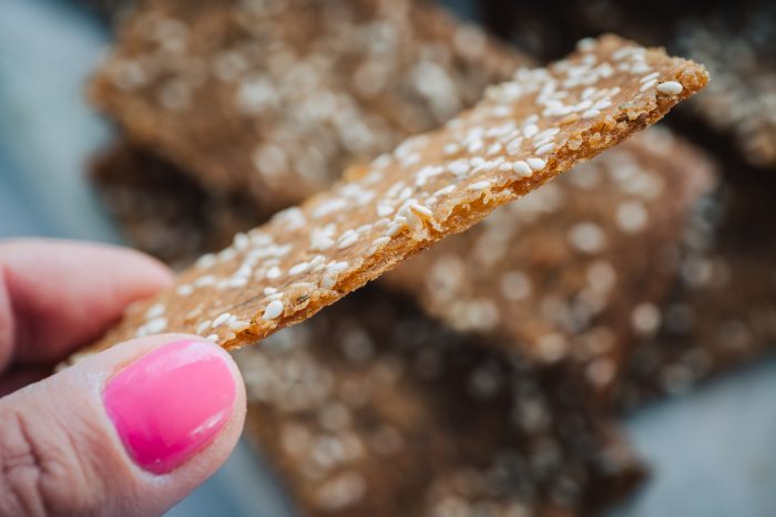 Sourdough discard crackers with sesame and herbs | Mondomulia