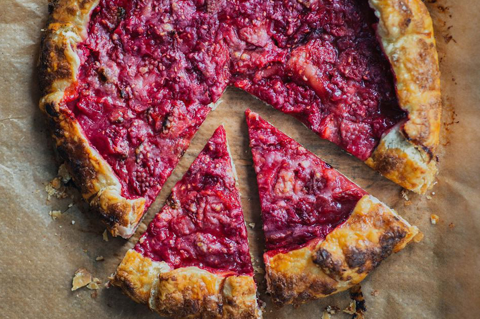 Rustic sweet galette with plum jam, fresh raspberries and strawberries. The ultimate summer dessert recipe! | Mondomulia
