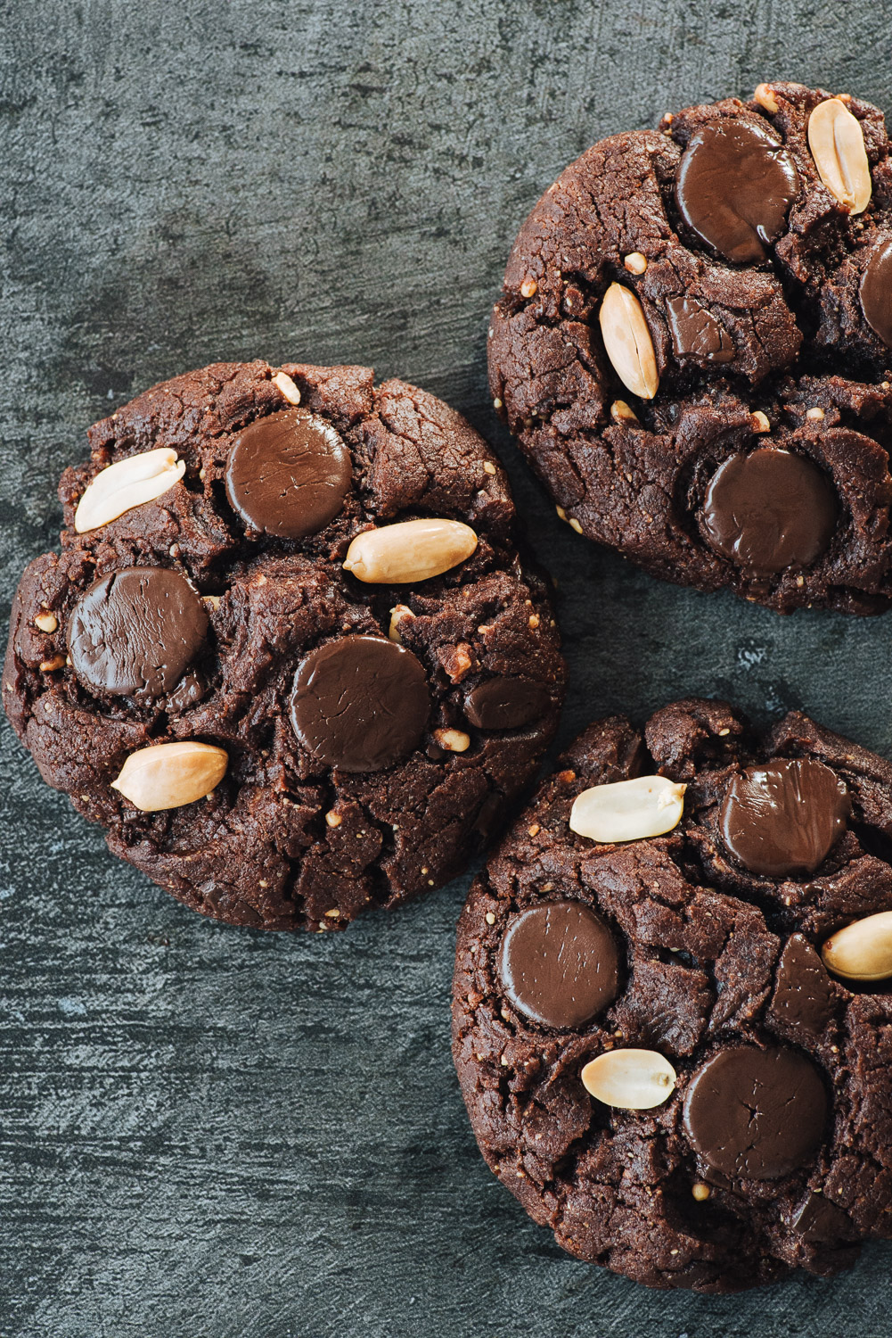 Dark Chocolate and Peanut Vegan Cookies Recipe | Mondomulia 