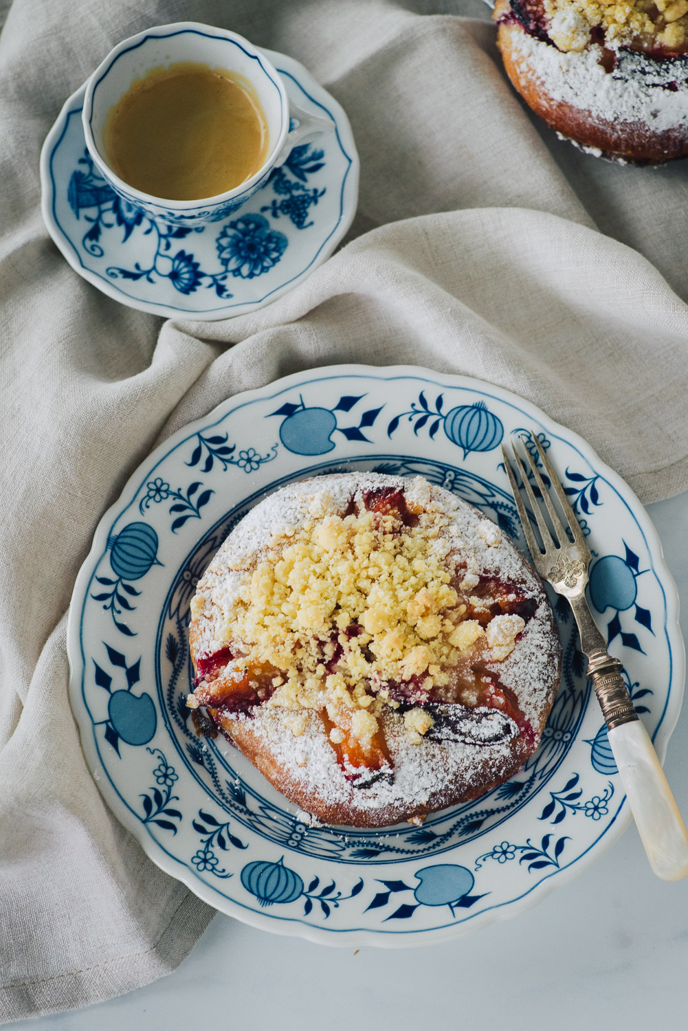 Drożdżówki ze śliwkami i kruszonką (Polish Sweet Buns with Plums and Crumble) Drożdżówki ze śliwkami i kruszonką (Polish Sweet Buns with Plums and Crumble)