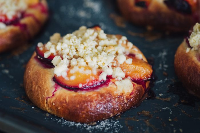 Drożdżówki ze śliwkami i kruszonką (Polish Sweet Buns with Plums and Crumble) Drożdżówki ze śliwkami i kruszonką (Polish Sweet Buns with Plums and Crumble)