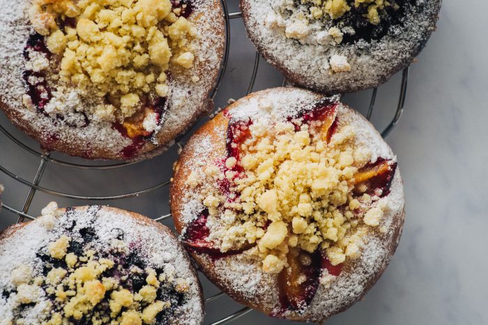 Drożdżówki ze śliwkami i kruszonką (Polish Sweet Buns with Plums and Crumble) Drożdżówki ze śliwkami i kruszonką (Polish Sweet Buns with Plums and Crumble)