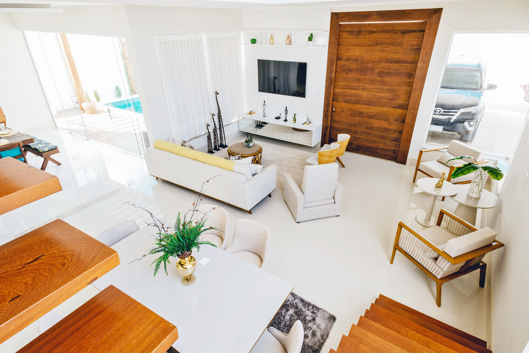 Home design: modern interiors with white and wood furniture