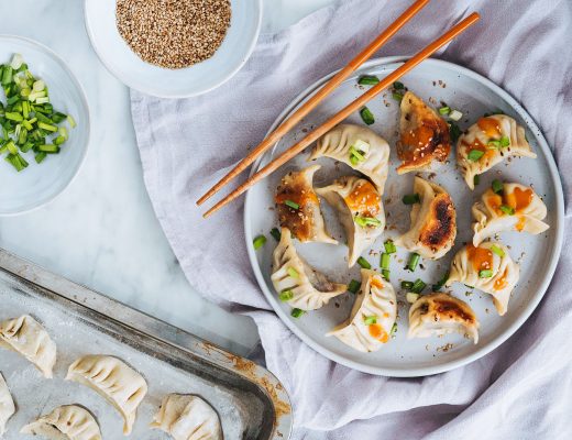 Homemade Vegetable Potstickers with red cabbage, mushrooms, garlic and ginger #mondomulia