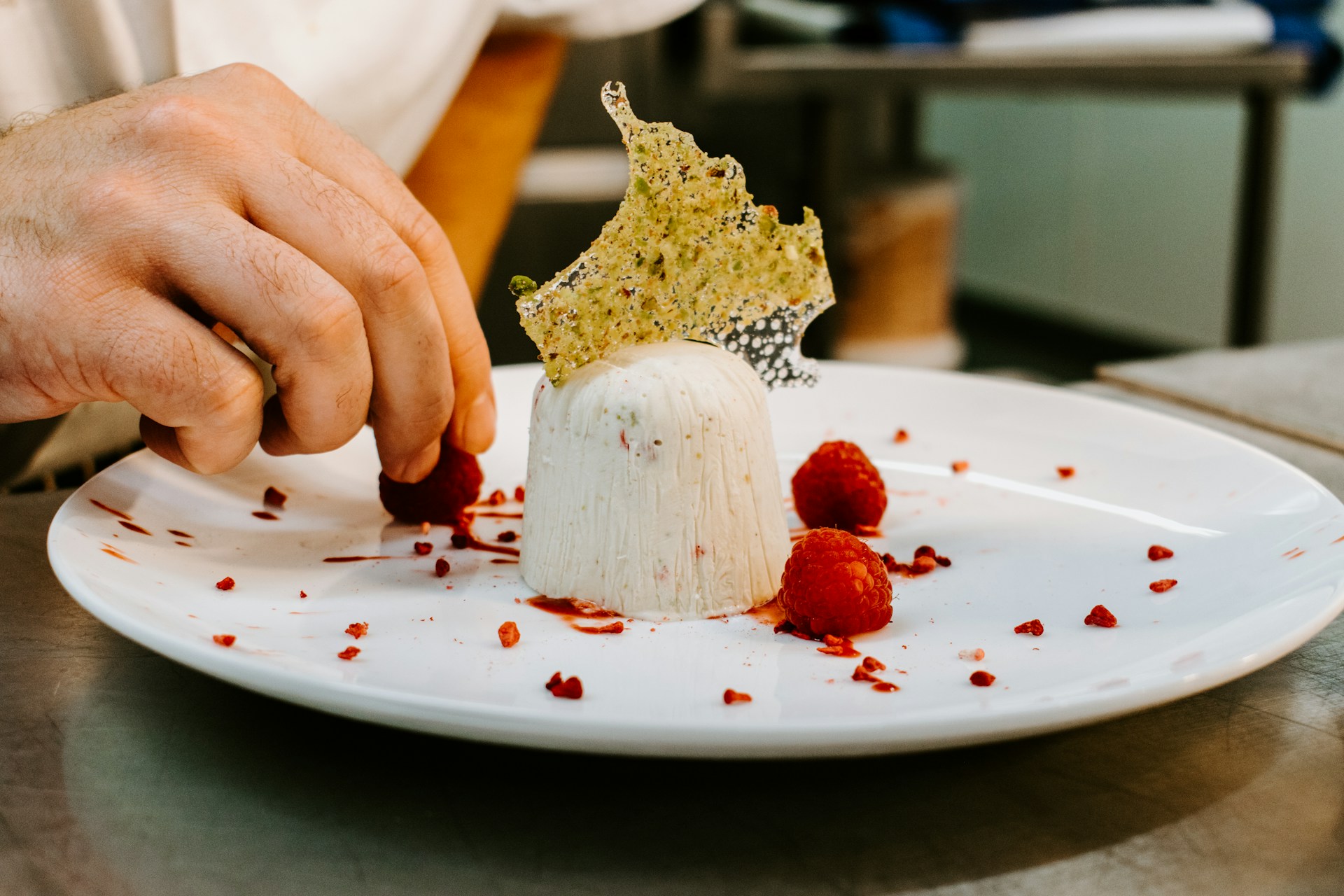 round white ceramic plate photo with fine dining dessert